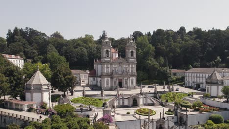 Wunderschönes-Braga-heiligtum,-Bom-Jesus-Do-Monte-Blick-Auf-Die-Natur-Und-Die-Gärten---Luftumlaufbahn