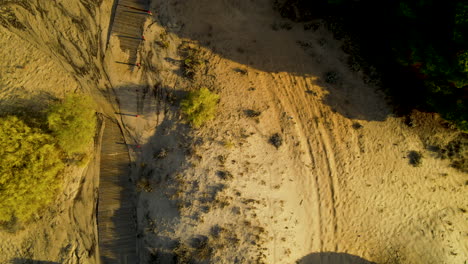 Luftaufnahme-Der-Teilweise-Mit-Sand-Bedeckten-Promenade-An-Einem-Sonnigen-Sommertag-In-El-Rompido,-Spanien