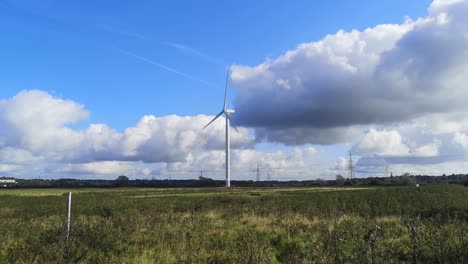 Blauer-Himmel-Erneuerbare-Windturbinentechnologie,-Die-Sich-Auf-Britischer-Ländlicher-Landschaft-Dreht