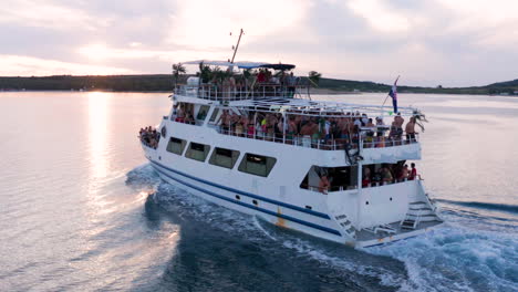 Luftaufnahme-Des-Novalja-Partybootes-Voller-Touristen-Am-Zrce-Strand-Auf-Der-Insel-Pag,-Kroatien