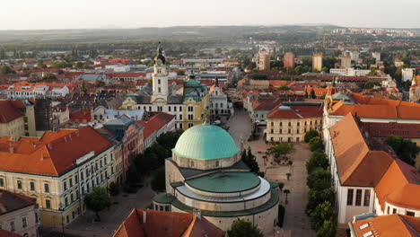 Panoramablick-Auf-Den-Szechenyi-Platz-Bei-Tagesanbruch-Im-Stadtzentrum-Von-Pecs,-Ungarn