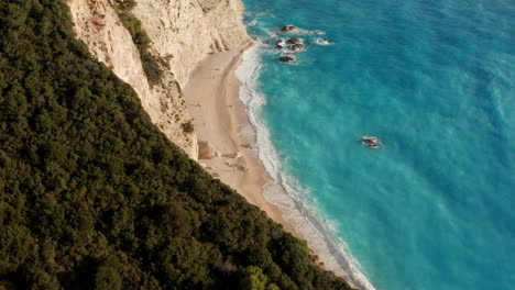 Schöner-Strand-Von-Porto-Katsiki-An-Der-Konkaven-Klippe-Auf-Der-Insel-Lefkada,-Griechenland