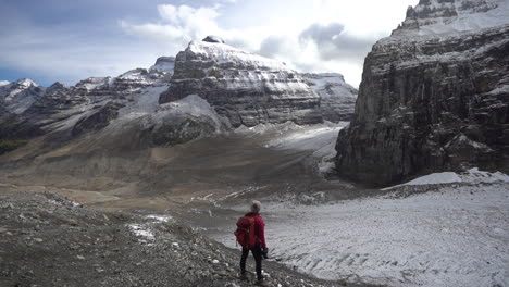 Excursionista-Bajo-El-Glaciar-En-Las-Montañas-Rocosas-Canadienses