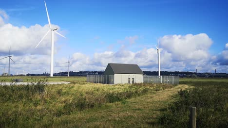 Blauer-Himmel-Erneuerbare-Windturbinentechnologie,-Die-Sich-Auf-Der-Sonnigen-Landschaft-Großbritanniens-Dreht
