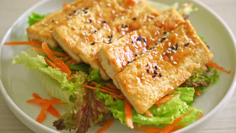 Teriyaki-Tofu-Salat-Mit-Sesam---Veganer-Und-Vegetarischer-Essensstil