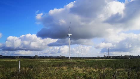 Blauer-Himmel-Erneuerbare-Windturbinentechnologie,-Die-Sich-Auf-Der-Ländlichen-Landschaft-Großbritanniens-Dreht