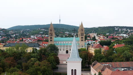 Vista-Aérea-De-La-Catedral-De-Pecs-Al-Atardecer-En-Hungría---Disparo-De-Drones