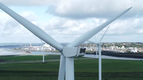 Alternative-Grüne-Energie-Windparkturbinen,-Die-Sich-In-Frodsham-Cheshire-Fields-Drehen-Luftaufnahme-Nahaufnahme-Dolly-Rechts