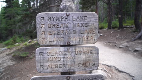 Wooden-Sign-With-Directions-of-Hiking-Trails-in-Rocky-Mountains,-Colorado,-USA
