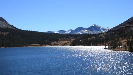 Hermosa-Naturaleza-Noruega-Paisaje-Natural-Lago-Volando-Sobre-Las-Nubes-En-El-Día-Soleado