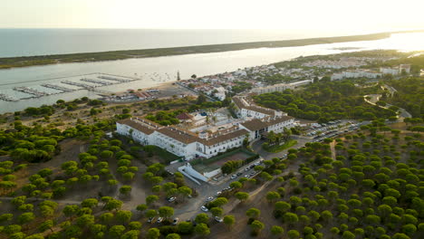 Garden-Playanatural-Hotel-And-Spa-Mit-Blick-Auf-Marina-San-Miguel-Am-Fluss-Piedra-In-El-Rompido,-Huelva,-Spanien