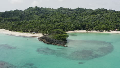 Hermosos-Océanos-Tropicales-Y-Playas-De-Arena-Dorada-Bordean-La-Costa-Caribeña-De-Playa-Rincón-En-La-República-Dominicana