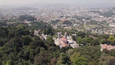Vista-Asombrosa-Del-Santuario-De-Bom-Jesus-Do-Monte-En-La-Cima-De-Una-Colina-Verde,-Braga-En-Portugal