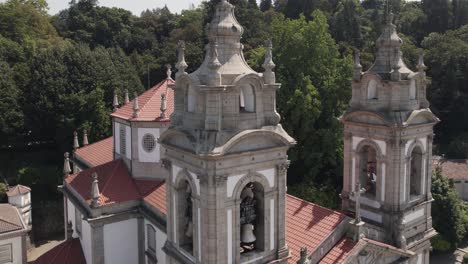 Campanarios-De-La-Iglesia,-Santuario-De-Bom-Jesus-Do-Monte,-Braga