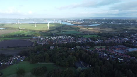 Cheshire-Ackerland-Landschaft-Windpark-Turbinen-Zur-Erzeugung-Erneuerbarer-Grüner-Energie-Luftbild-Breite-Rechte-Umlaufbahn