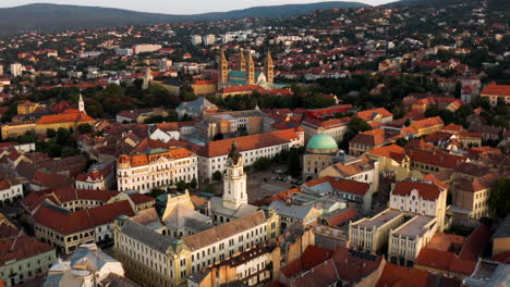 Panorama-Der-Stadtlandschaft-Von-Pecs-Mit-Mittelalterlichen-Kirchen-In-Ungarn