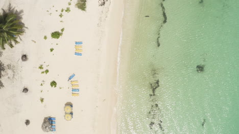 Luftbild-Von-Touristen-Am-Wunderschönen-Strand-Von-Playa-Rincon-An-Der-Nordküste-Der-Dominikanischen-Republik
