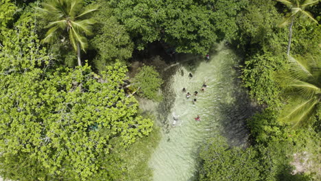 Gente-Nadando-En-El-Río-De-Agua-Dulce-De-Cano-Frio-Cerca-De-Playa-Rincón,-Provincia-De-Samaná,-República-Dominicana
