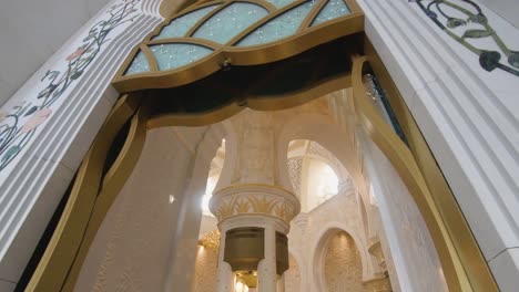 Wide-Dolly-Shot,-Der-Die-Schöne-Architektur-Im-Palasthof-In-Abu-Dhabi-Zeigt