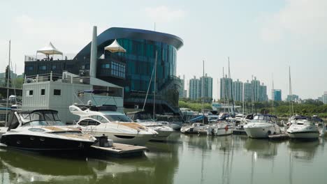 Boote-Legen-Am-Yachtclub-Von-Seoul-Marina-Im-Han-Fluss-In-Yeoido,-Seoul,-Südkorea-An