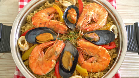 Paella-Mit-Meeresfrüchten-Mit-Garnelen,-Muscheln,-Miesmuscheln-Auf-Safranreis---Spanische-Küche
