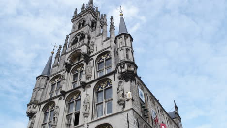 Exterior-View-Of-Gouda's-15th-Century-Town-Hall-At-Markt-Square-In-South-Holland,-Netherlands