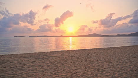 Sonnenuntergangssonnenlicht-über-Leerem-Tropischem-Strand,-Ruhige-Exotische-Landschaft,-Vollbild