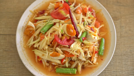 Som-Tum---Thailändischer-Würziger-Grüner-Papayasalat-Mit-Salzigen-Eiern---Asiatischer-Essensstil