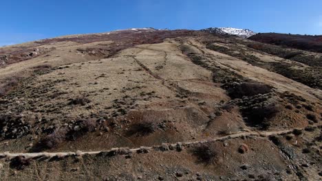 Impresionantes-Imágenes-De-Un-Dron-Subiendo-Una-Colina-En-Las-Montañas-De-Draper,-Utah