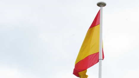 Spanische-Flagge-Weht-In-Zeitlupe-Im-Wind