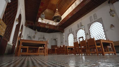 Die-Universität-Von-Al-karaouine-Wird-Von-Den-Guinness-weltrekorden-Und-Der-Unesco-Als-Die-älteste-Ununterbrochen-Betriebene-Universität-Der-Welt-Angesehen