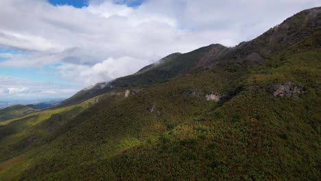 Paisaje-De-Montaña-Bajo-Nubes-De-Otoño-Y-Follaje-De-Color-De-Bosque-Salvaje