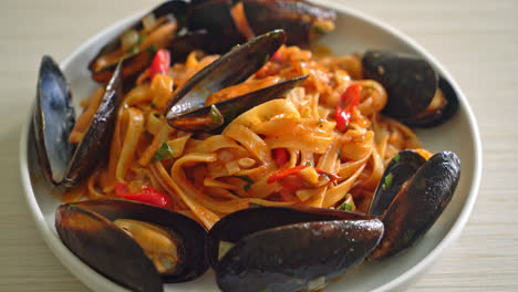 Spaghetti-pasta-with-mussels-or-clams-and-tomato-sauce---Italian-food-style