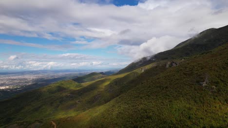 Paisaje-Montañoso-Panorámico-En-Otoño-Con-Bosque-Verde-Y-Nubes-Sobre-El-Fondo-De-La-Ciudad