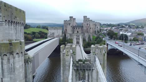 Conwy-Castle-Eisenbahnbrücke-Hängebau-Ingenieurbau-Architektur-Luftaufnahme-Rückaufnahme-Absteigend