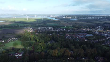 Windkraftanlagen-Auf-Dem-Ackerland-In-Cheshire,-Die-Erneuerbare-Grüne-Energie-Erzeugen,-Luftbild,-Linker-Schwenk