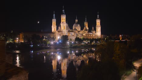 Cathedral-Basilica-of-Our-Lady-of-the-Pillar-With-Diffuse-Reflections-On-Ebro-River-At-Night-In-Zaragoza,-Spain
