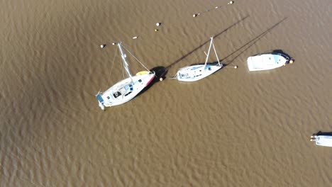 Luftaufnahme-Von-Oben-Nach-Unten-Von-Festgemachten-Segelbooten-Im-Fluss-Exe-In-Topsham