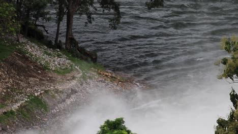 Wasser,-Das-Von-Einem-Damm-Am-Stausee-Kaeng-Krachan-In-Thailand-Tobt,-Mit-Dichtem-Nebel,-Der-Nach-Oben-Aufsteigt
