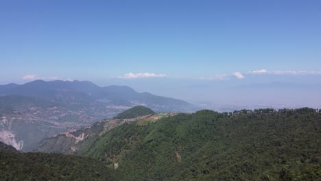 Eine-Schöne-Luftaufnahme-Der-Ausläufer-Des-Himalaya-Von-Nepal-Mit-Den-Bergen-Im-Hintergrund