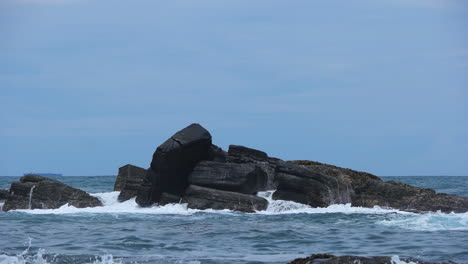 Ozeanwellen,-Die-Auf-Felsen-Am-Strand-In-Sri-Lanka-Zusammenstoßen