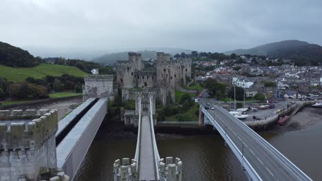 Conwy-Castle-Eisenbahnbrücke-Hängebau-Ingenieurbau-Architektur-Luftaufnahme-über-Türme-Einschieben