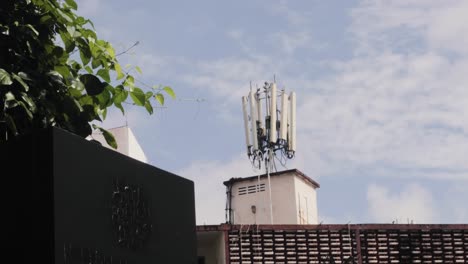 Video-4k-De-Una-Antena-De-Telecomunicaciones-En-El-Techo-De-Un-Edificio-En-La-Ciudad-De-Panamá
