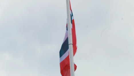 Bandera-De-Noruega-Ondeando-En-El-Viento---Viajes-Noruega