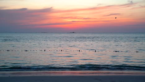 Kleine-Wellen-Am-Strand-Meer-Während-Des-Schönen-Roten-Sonnenuntergangs