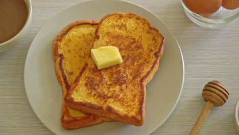 French-Toast-Mit-Butter-Und-Honig-Zum-Frühstück