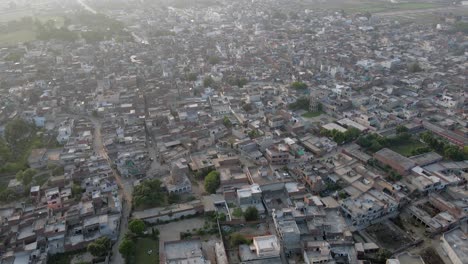 Vista-Superior-De-Un-Pequeño-Pueblo-Llamado-Eminabad-En-Punjab,-Vida-Del-Pueblo,-Casas-Antiguas-Tradicionales-En-Punjab-Pakistán