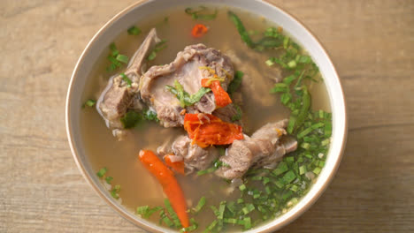Würzige-Gehackte-Schweinerückgratsuppe-Oder-Würzige-Leng-Suppe---Asiatische-Küche