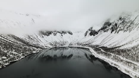 Reflejo-De-Nieve-En-El-Lago-En-Gryllefjord,-Isla-Senja,-Noruega