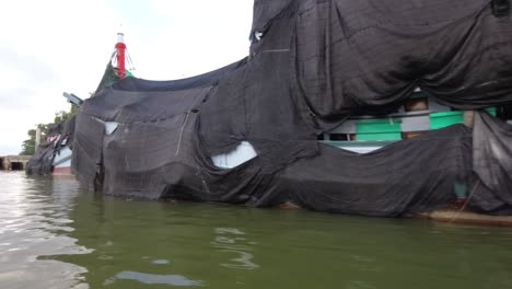 Fischerboote,-Die-Angedockt-Sind-Und-Aufgrund-Der-Auswirkungen-Von-Covid19-Nicht-In-Betrieb-Sind,-Und-Kein-Tourismus-In-Thailand